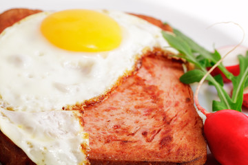 Bayerischer Leberkäs mit Spiegelei