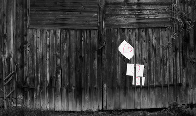 tor holz alt plakate herzen schwarz weiß © awg8