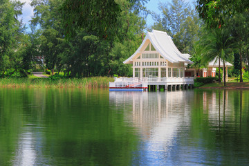 Fototapeta na wymiar white house near a lake