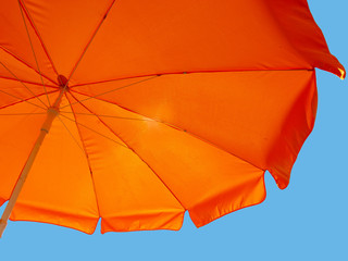 оранжевый зонт на фоне неба - obrazy, fototapety, plakaty