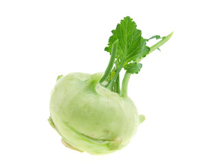 ein frisches rohes Kohlrabi-Gemüse freigestellt auf einem weißen Hintergrund