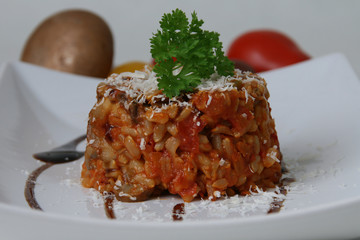 Risotto mit Paprika, Tomaten und Champignons