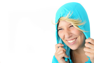 junge Frau mit Regenjacke