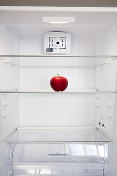 frigo vuoto con mela rossa