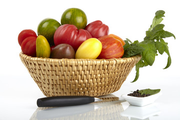 Viele Bio-Tomaten im Korb / Many organic tomatoes in the basket