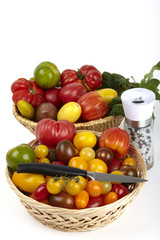 Viele Bio-Tomaten in Körben / Many organic tomatoes in baskets