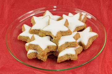 Zimtsterne auf Teller