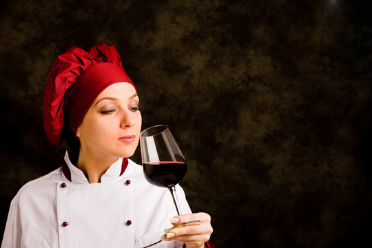 Chef - Somelier con calice di vino rosso