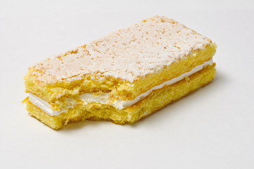 Sponge cookie with skimming filling bite