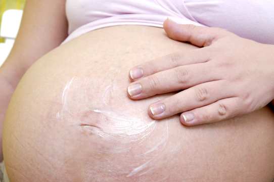 femme grossesse creme hydratante