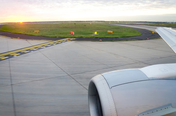 Sonnenaufgang am Flughafen