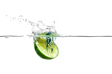  Een halve limoen spat in het water © fovito