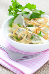 gefüllte Maultaschen mit Zwiebeln