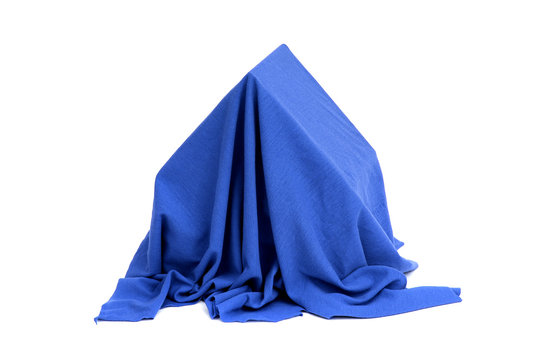 Verstecktes Haus mit blauem Tuch