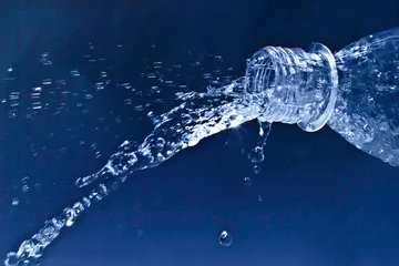 spray en druppels water uit plastic flessen © maxximmm