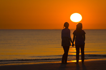 Freundinnen beim Sonnenuntergang.