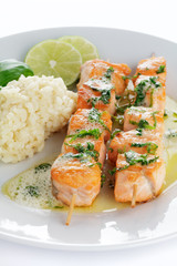 Lachspieße mit Limetten- Basilikumbuttersoße an Risotto