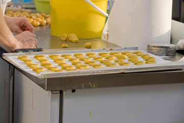 Pasticcere mentre prepara biscotti