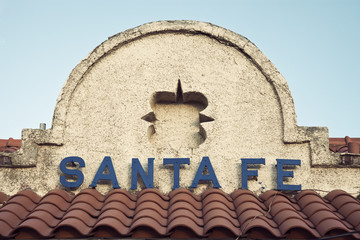Fototapeta premium Znak Santa Fe widoczny na budynku
