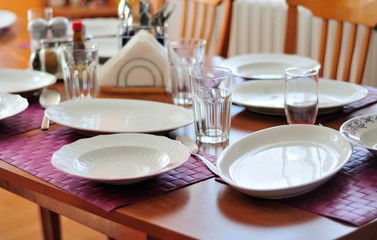 Place mats before lunch.