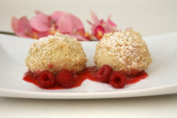 Topfenknödel mit Beerensoße