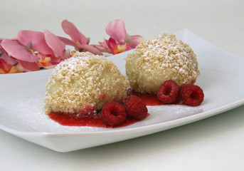 Topfenknödel mit Himbeersoße