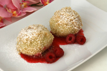 Portion Topfenknödel