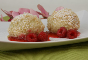 Topfenknödel mit Fruchtsoße