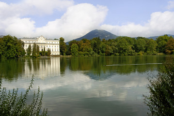 Fototapeta na wymiar Schloss Leopolskron używane w Sound of Music Salzburg Austria