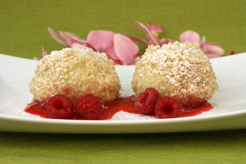 Zwei Topfenknödel mit Fruchtsoße