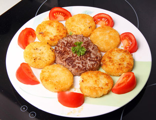 Assiette steak pommes de terre tomates