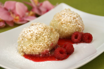 Topfenknödel mit Beerensoße