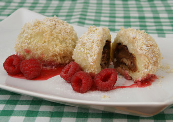 Topfenknödel mit Nougatfülle