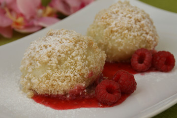 Topfenknödel mit Beerensoße