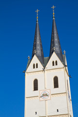 Fototapeta na wymiar Kirchturm mit blauem Himmel in Bayern