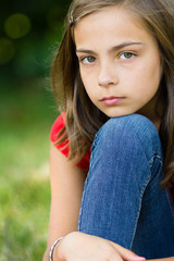préadolescente sérieuse