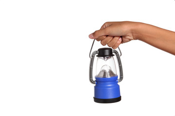 mano tiene lampada da campeggio
