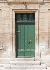 Fototapeta na wymiar green door in Avignon city in France
