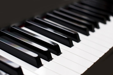 Naklejka premium Clavier de piano, fond noir