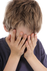garçon enfant pleurant