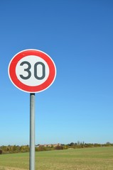 Straßenschild ''30''