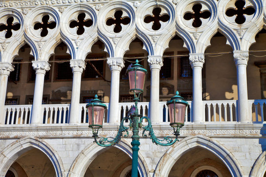 italie,venise : san marco , palais des doges, lampadaire et pige
