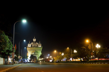 Obraz premium patuxai arch at night in vientiane, laos