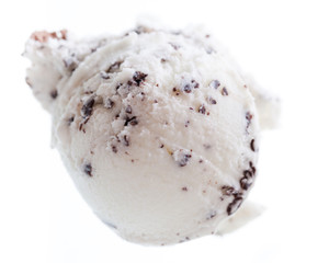 Eine cremige Kugel Stracciatellaeis