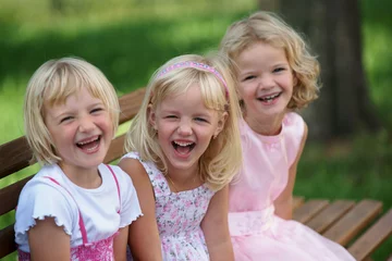 Fotobehang mädchen blond lachend rosa kleider bank wiese © awg8