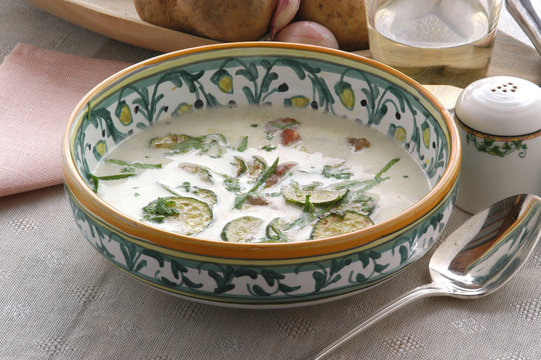 Sopa de calabac&iacute;n y patatas