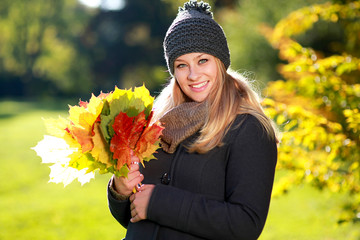 Frau freut sich auf den goldenen Herbst