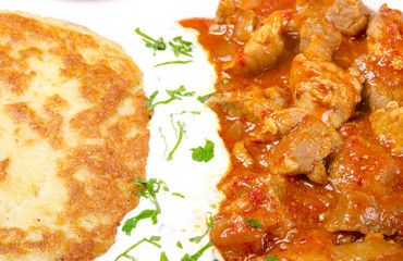 Ungarische Gulasch mit Kartoffelpuffer