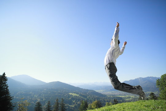 Mann springt hoch