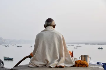 Fotobehang Sadhu bidt bij de ghats in Varanasi © Noradoa